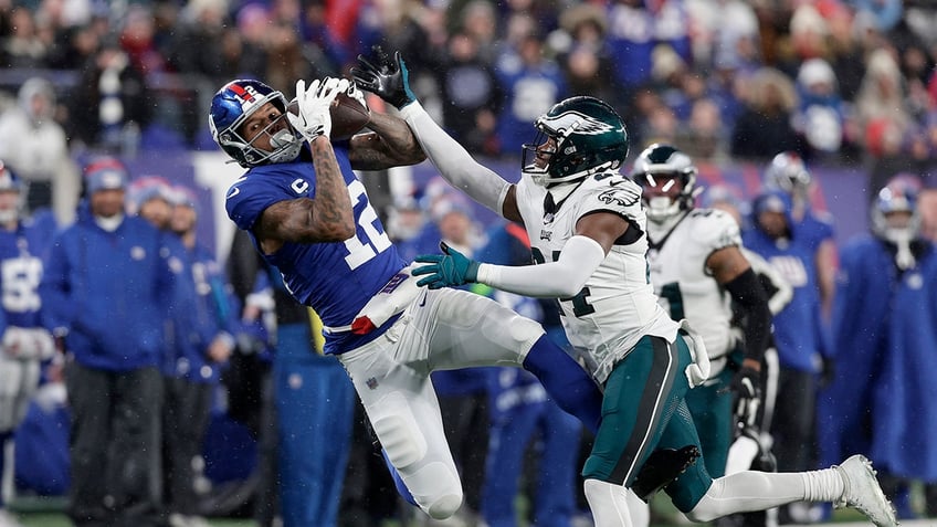 Darren Waller makes a catch