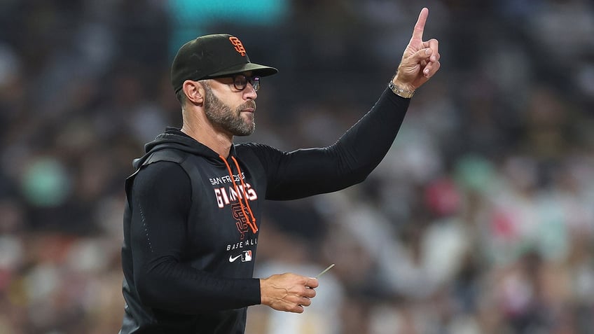 giants fire manager gabe kapler as season nears end