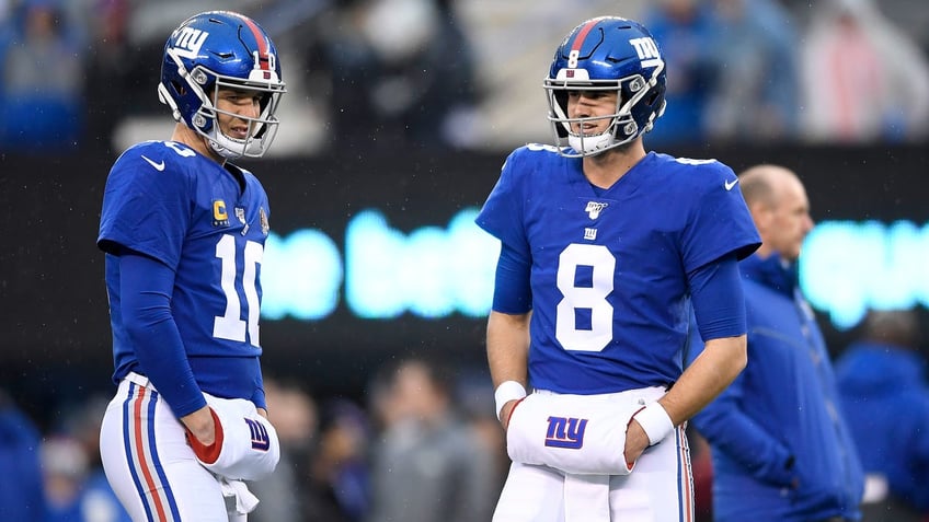 giants great eli manning takes surprising stance on artificial turf following aaron rodgers injury