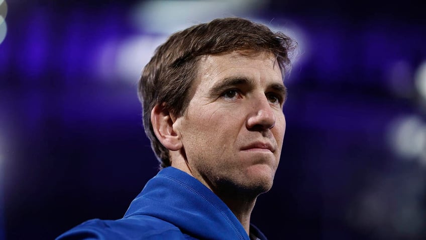 giants great eli manning takes surprising stance on artificial turf following aaron rodgers injury