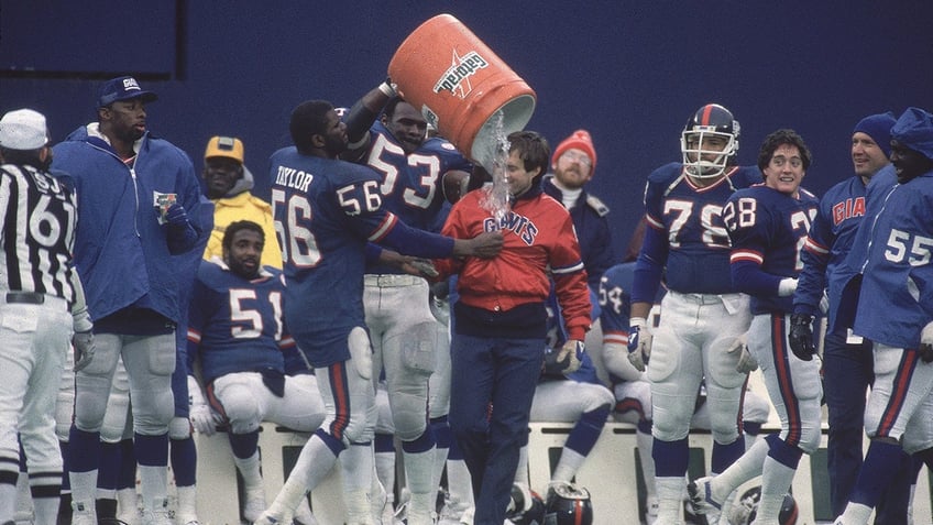 Lawrence Taylor dumps water on Bill Belichick