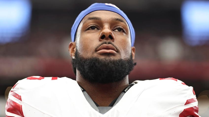 giants kayvon thibodeaux dismisses scrutiny from social media gms explains sitting on bench alone