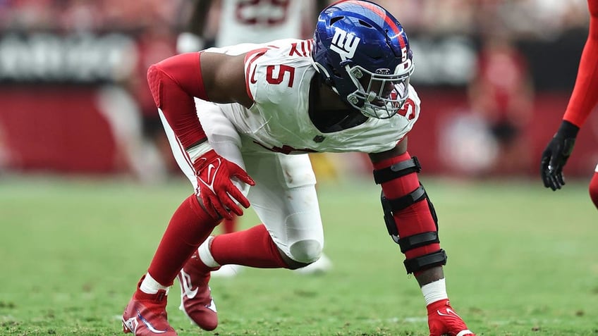 giants kayvon thibodeaux dismisses scrutiny from social media gms explains sitting on bench alone