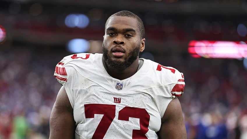 giants lineman rips fans amid struggles wonders whether they flip hot dogs and hamburgers somewhere