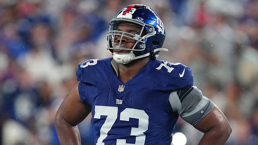 giants lineman rips fans amid struggles wonders whether they flip hot dogs and hamburgers somewhere