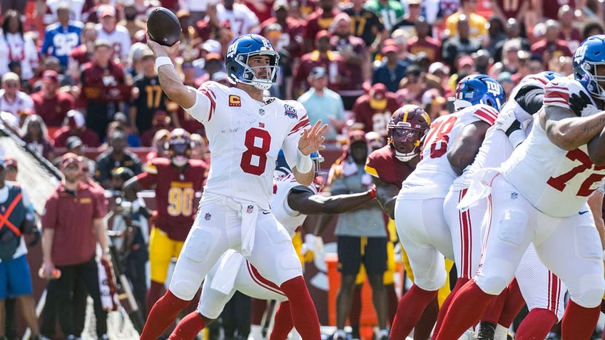 Daniel Jones throws ball