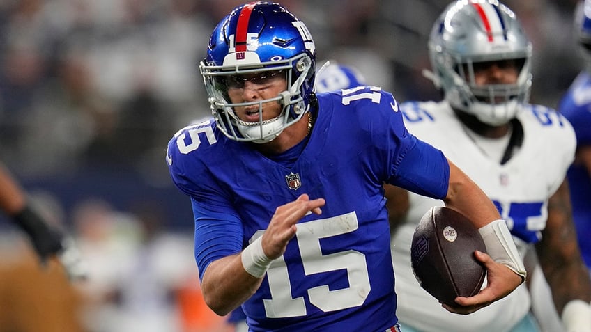 giants quarterbacks dad appears upset with play call against cowboys