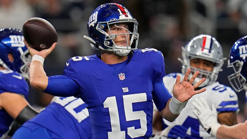 giants quarterbacks dad appears upset with play call against cowboys