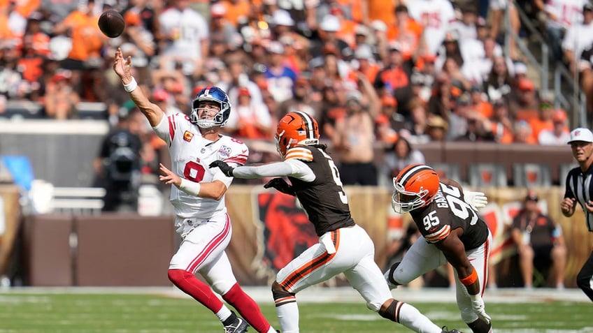 Daniel Jones throws