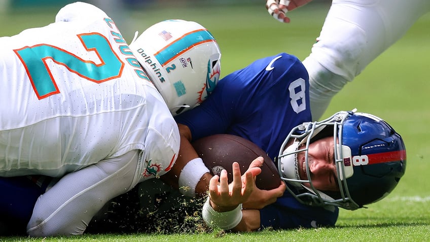 giants saquon barkley defends viral video of sideline spat with fan stop reaching