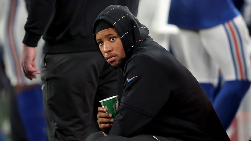 giants saquon barkley defends viral video of sideline spat with fan stop reaching