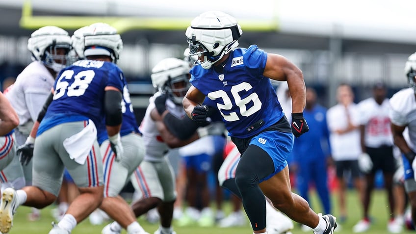 giants saquon barkley makes fans summer after responding to desperate sign at training camp
