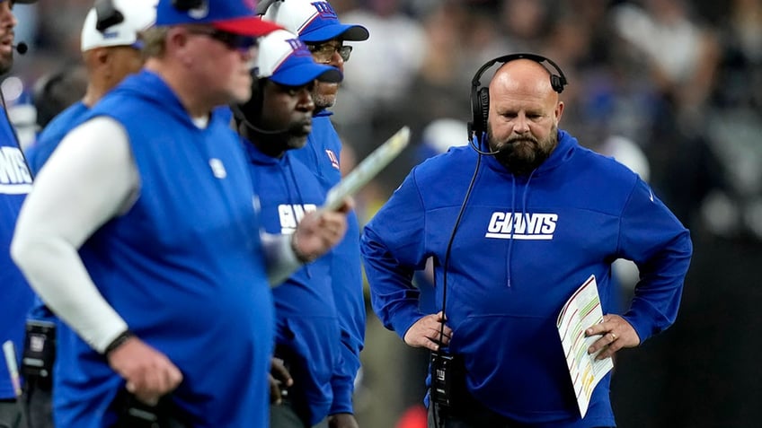 Brian Daboll stands alongside Wink Martindale on the sidelines