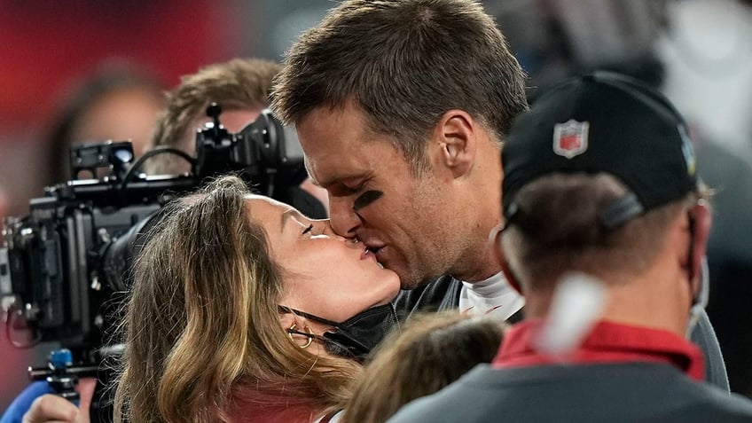 Tom Brady and Gisele Bundchen kiss