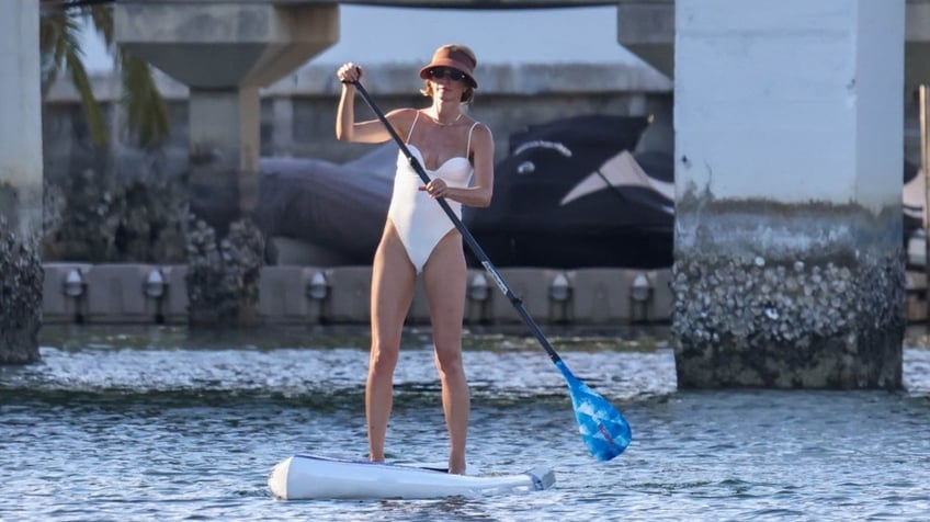Bundchen paddle-boarding