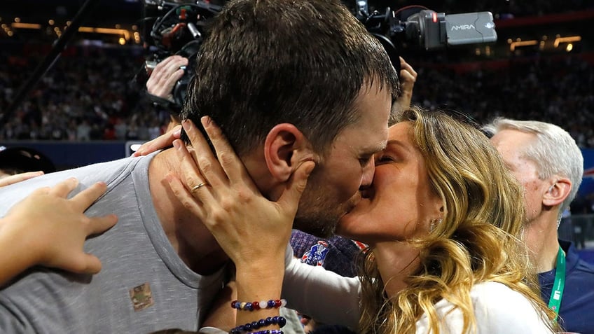 Tom Brady and Gisele Bundchen smooch