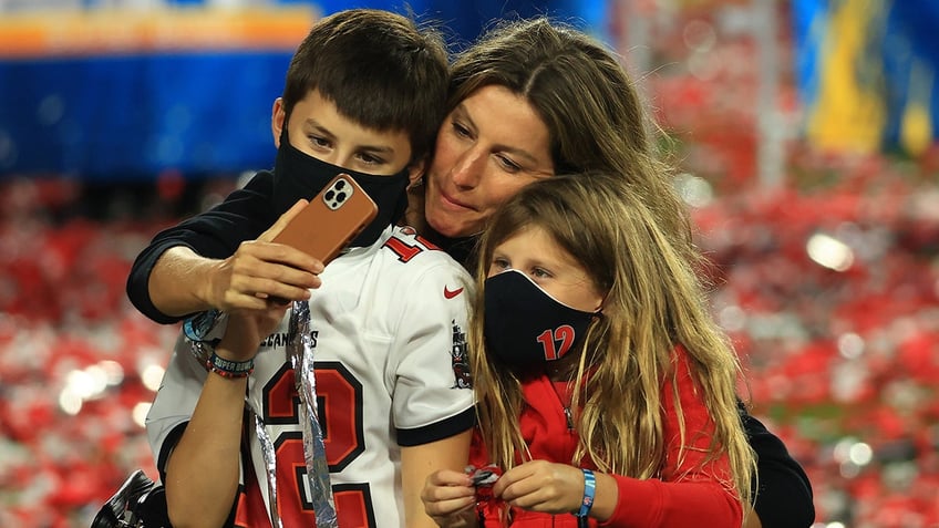 Gisele with her children Vivian and Ben