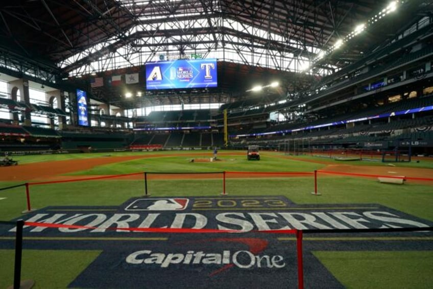 globe life field roof closed for world series opener between texas and arizona