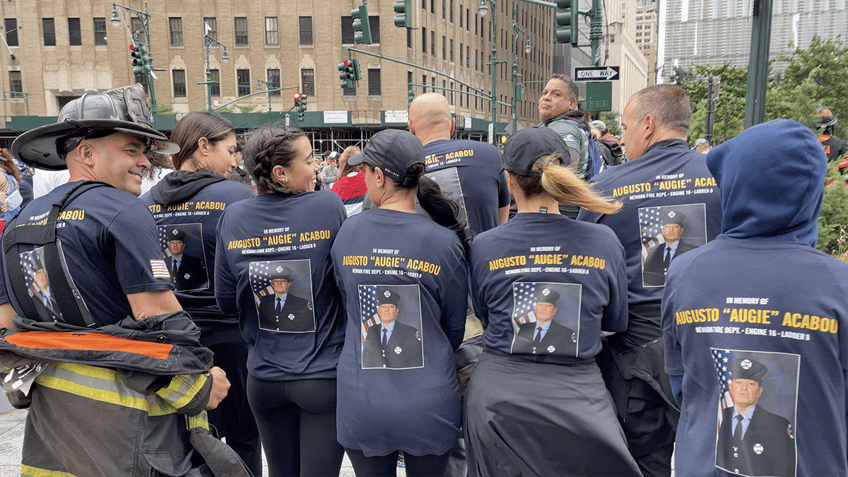 god bless america tunnel to towers 5k draws 40000 people to honor 9 11 first responders in nyc