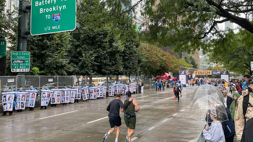 god bless america tunnel to towers 5k draws 40000 people to honor 9 11 first responders in nyc