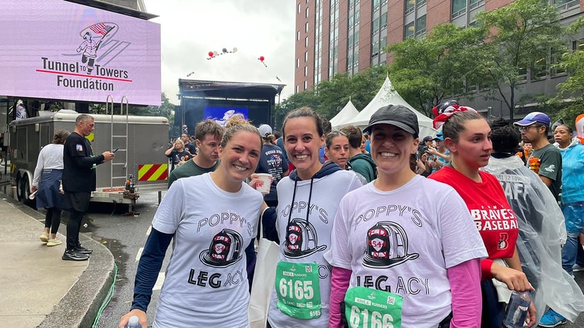 god bless america tunnel to towers 5k draws 40000 people to honor 9 11 first responders in nyc