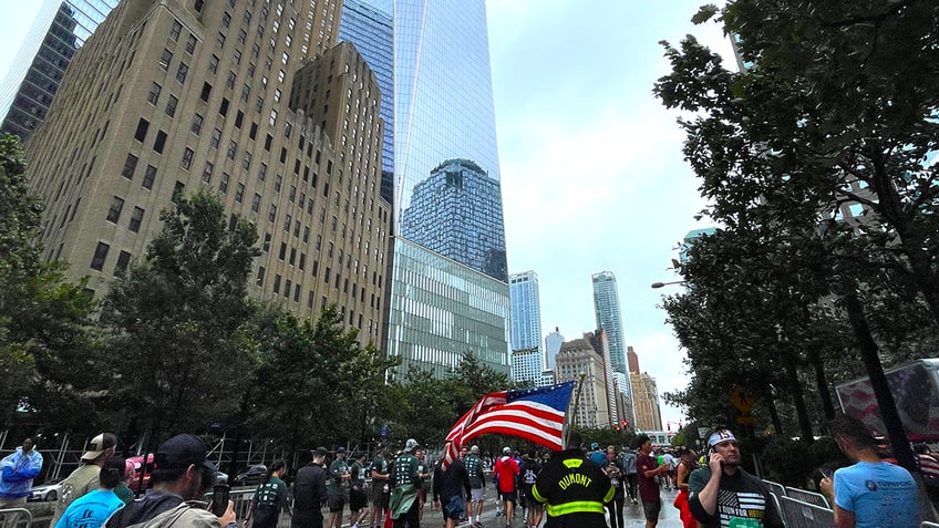 god bless america tunnel to towers 5k draws 40000 people to honor 9 11 first responders in nyc