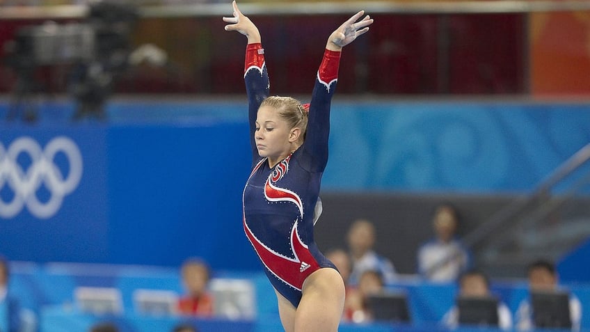 Shawn Johnson on balance beam