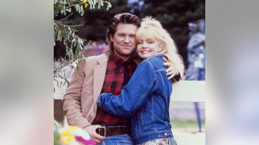 Golide Hawn hugs Kurt Russell on set of Overboard