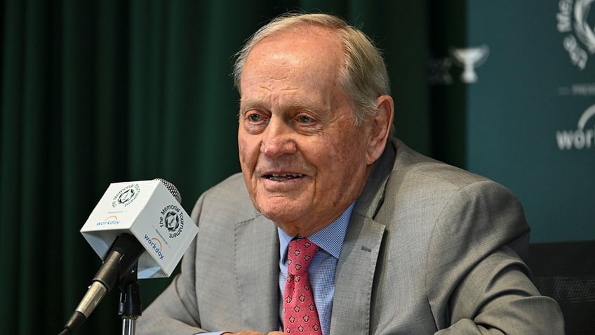 Jack Nicklaus talks to media