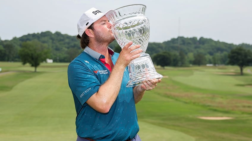 Harry Higgs kisses trophy