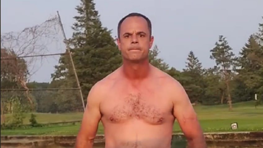 golfer rips off shirt flexes muscles and challenges another player to a fight in viral video