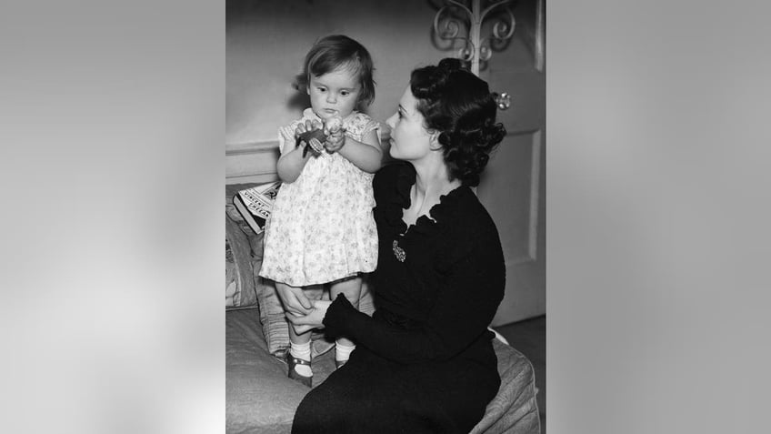 Vivien Leigh holding her daughter Suzanne