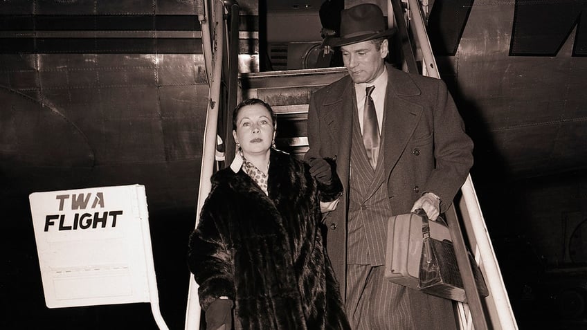 Vivien Leigh and Laurence Olivier stepping out of a plane together.