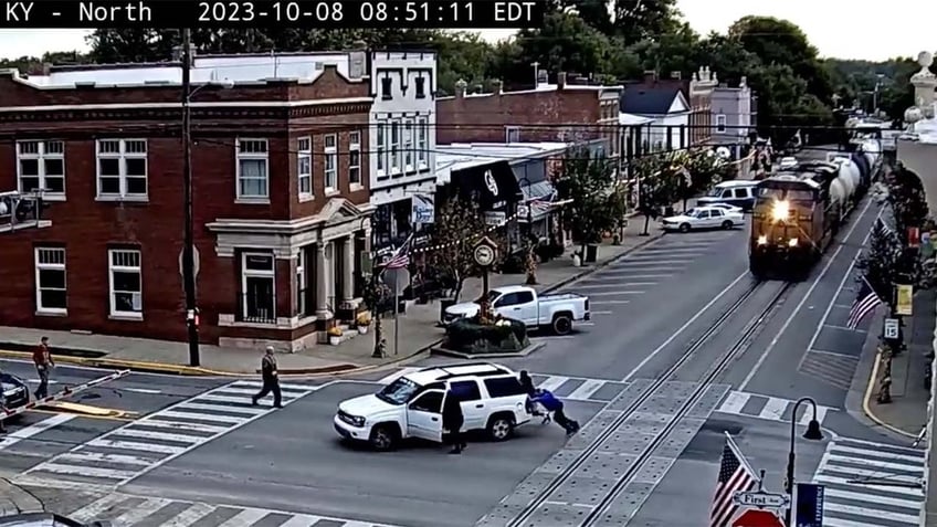 good samaritans jump into action as train barrels toward suv on tracks video