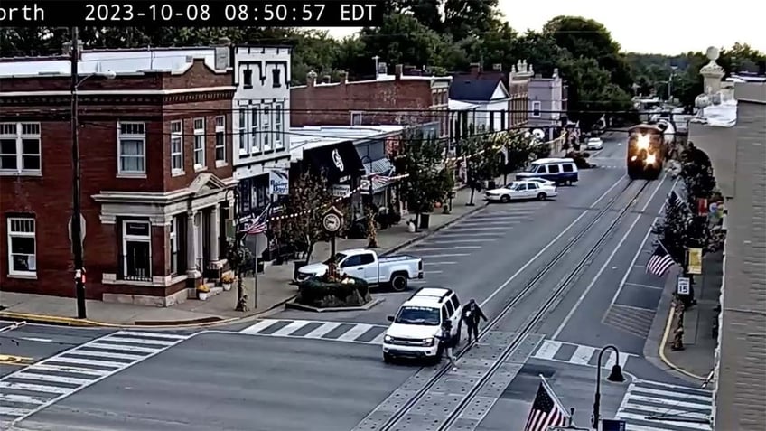 good samaritans jump into action as train barrels toward suv on tracks video