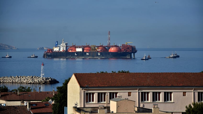 28 August 2024, Mecklenburg-Western Pomerania, Mukran: Accompanied by tugs, the LNG tanker "Hellas Diana" transports a cargo of LNG to the "Deutsche Ostsee" energy terminal. Liquefied natural gas can be landed on the island of Rügen via the regasification ships (FSRU, Floating Storage and Regasification Unit) "Energos Power" and "Neptune" and fed into the German distribution network via a natural gas connection pipeline to Lubmin after conversion into gas. Photo: Stefan Sauer/dpa/Sipa USA