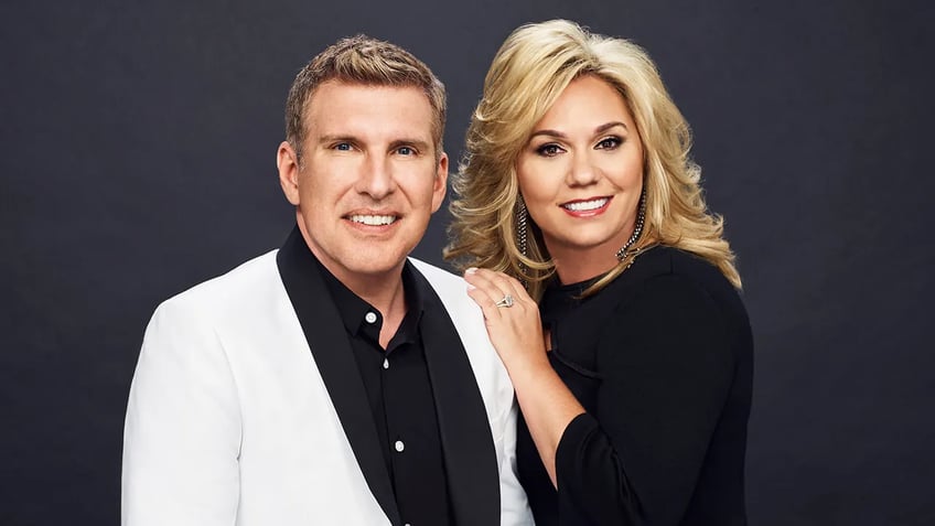 gosselin family airs dirty laundry as chrisley clan slings dirt in reality show wars