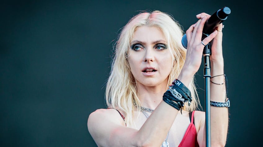 gossip girl star taylor momsen bitten by bat while performing on stage needs rabies shots for 2 weeks