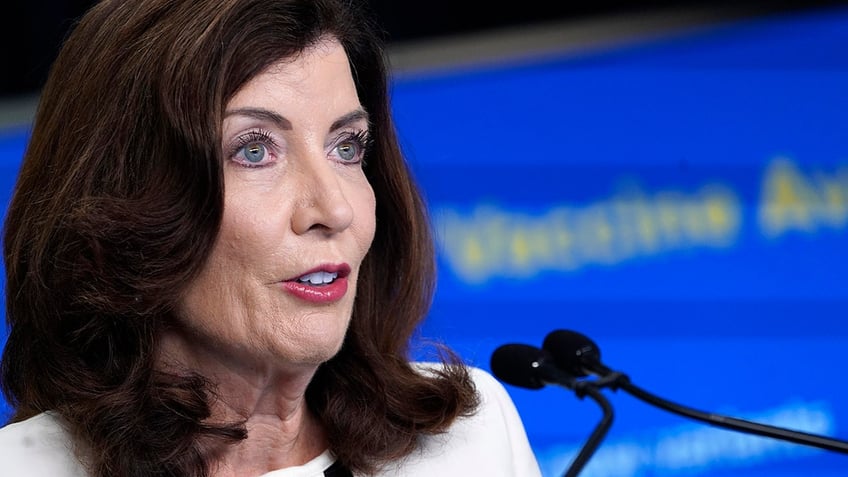gov kathy hochul has message for migrants looking to come to new york go somewhere else