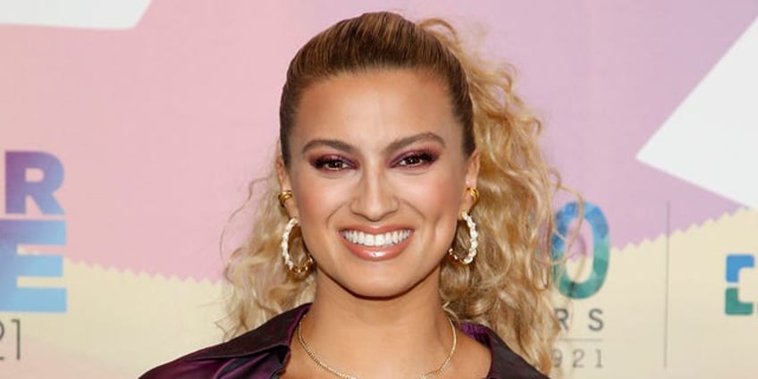 grammy winning gospel singer tori kelly released from hospital after reportedly being treated for blood clots
