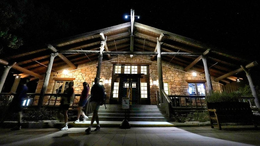 Grand Canyon hotel guests