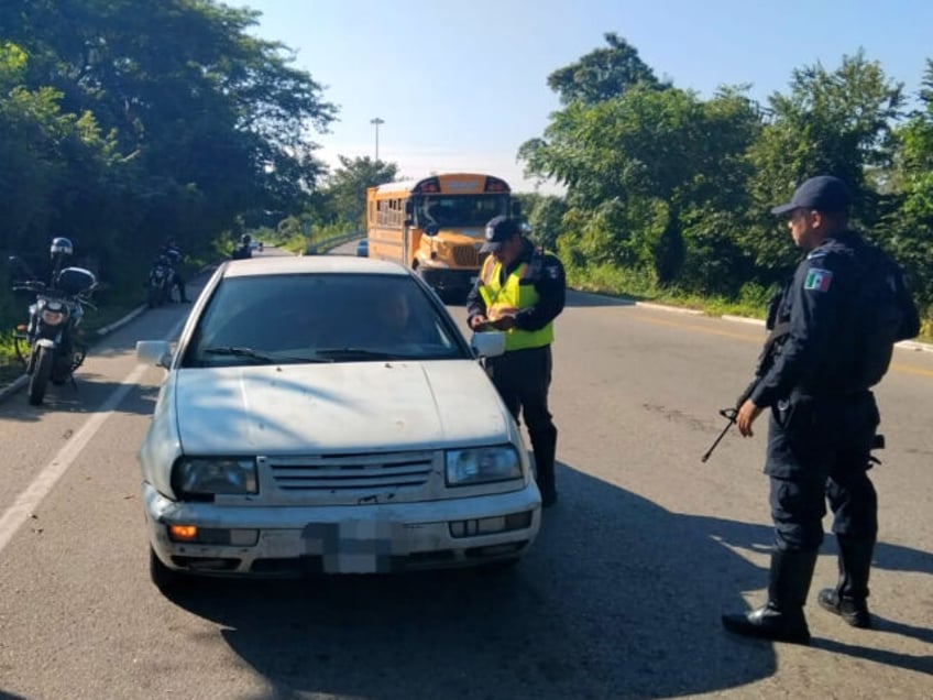 Tabasco state police officers check vehicles in the state's highways. (Credit SSPC Ta