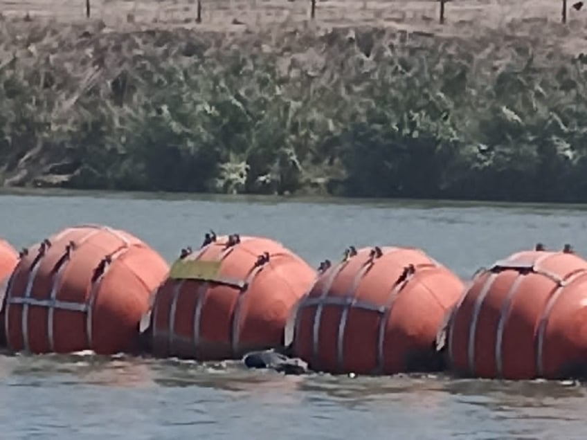 graphic photos cops find body of migrant caught in texas border buoys