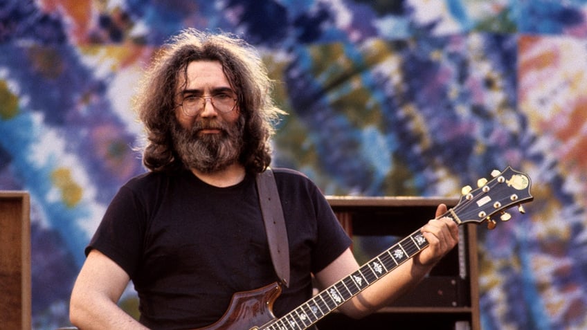 Weir witnessed several deaths of his band members, including bassist Phil Lesh and guitarist Jerry Garcia. 