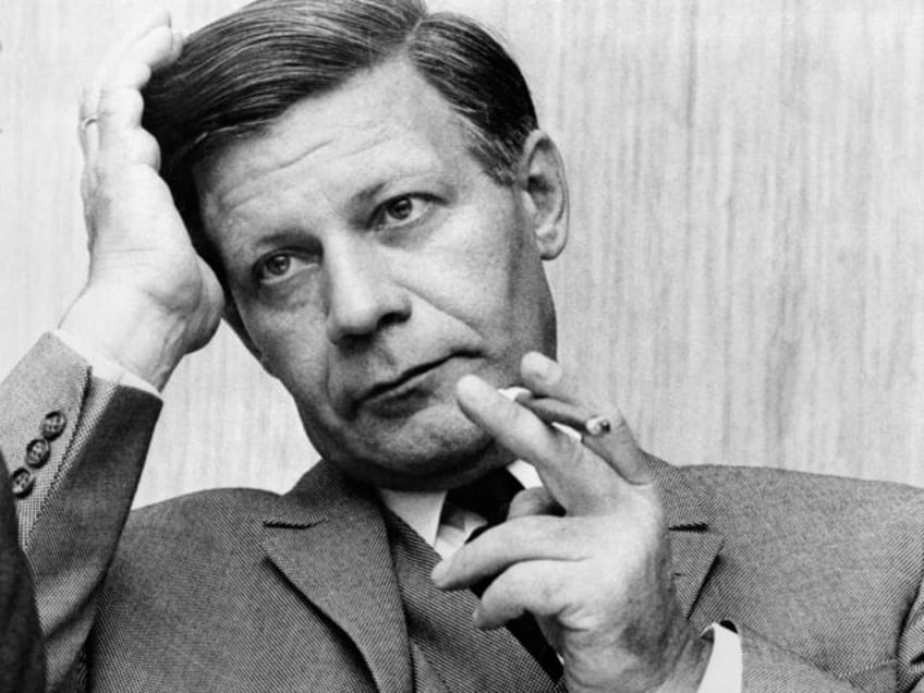 MUNICH, GERMANY: Portrait of German Defence minister Helmut Schmidt taken 263 November 1970 in Munchen. AFP PHOTO (Photo credit should read AFP via Getty Images)