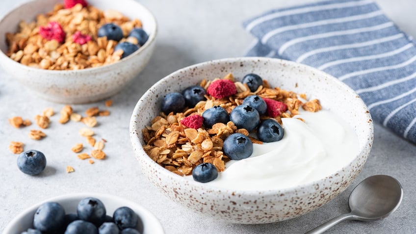 yogurt with fruit and oats