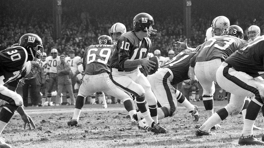 Fran Tarkenton drops back