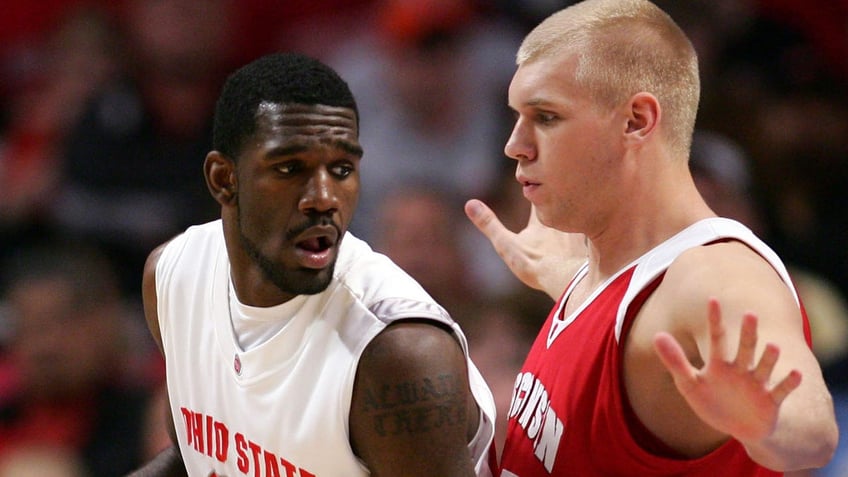 Greg Oden backs down Wisconsin players