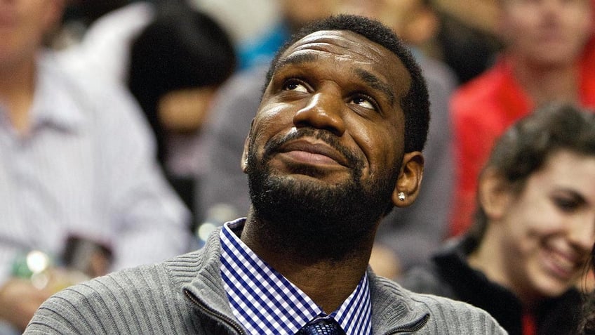 Greg Oden looks up