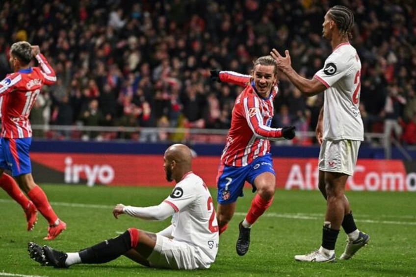 Atletico Madrid's French forward Antoine Griezmann (2R) celebrates scoring their fourth go